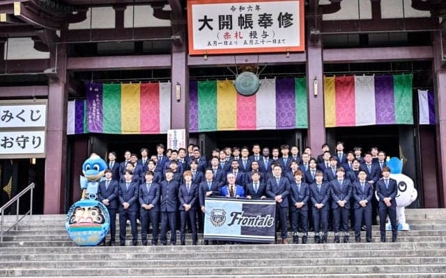 「漢字ネームｷﾀ━」J1川崎が5月に着用する「赤を使った限定のだるま柄＆漢字ユニフォーム」発表！「赤エンブレムかっこいい！」「こんなん出されたら欲しくなってまうやん」の声