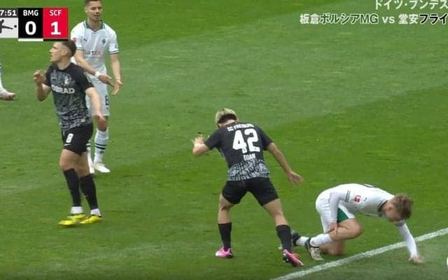 どこがファウルなんだよ！「怖っ！」「エグいな…」堂安律が背後から堂々と“危険タックル”で吹っ飛ばした瞬間　相手を削り倒しても余裕の鬼メンタル