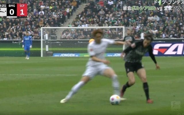 遠藤航だけじゃない！「完全に潰したな…」「エグいな」ボルシアMG板倉滉が“強烈タックル”を炸裂→体をぶつけてボール奪取の瞬間　完璧な守備でデュエルに完全勝利