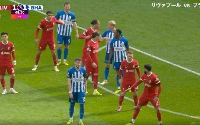 お前、ぶっ飛ばすぞ？ 拳を振り上げてブチギレ！ゴール前の激しい競り合いからあわや一触即発　リバプールの闘将がキレすぎてヤバい瞬間