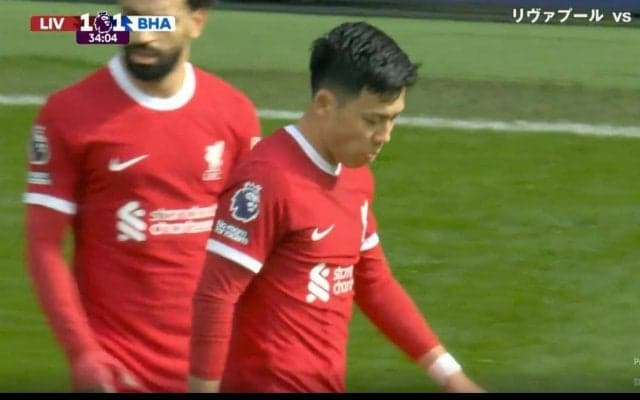 おい、簡単に倒れんなよ！「怖っ…」「エグいな」リバプール遠藤航が“球際が強すぎる”爆速タックルで吹っ飛ばした瞬間　潰し屋が本領発揮した衝撃デュエル