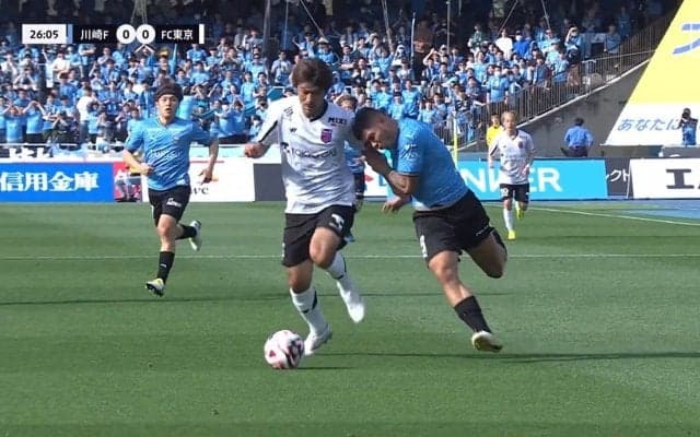 「こええええ」「頭ねじ込んでる」川崎・エリソン、もはやファウルでしか止められない超ド迫力“闘牛ドリブル”炸裂の瞬間「引っ張ってもビクともしねえ」