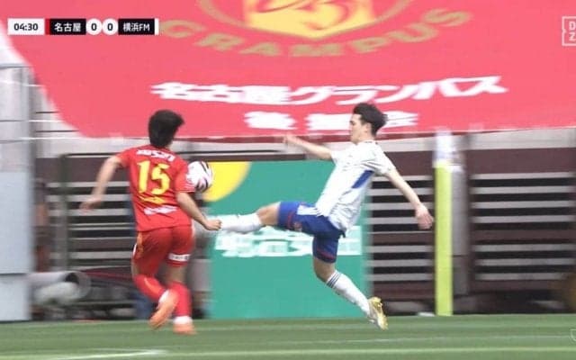 「あぶねえ」「早く止めろよ！」ペナルティエリア内で交錯→転倒悶絶もノーファウル試合続行で選手が抗議　スタンドからはブーイングも「ファウルじゃないの？」