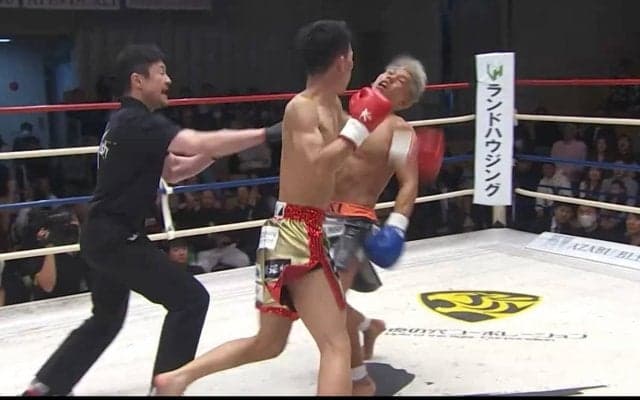 立った瞬間にバコッ！ 1ダウンで“2度”沈む珍しい衝撃KO「不用意に立たない方が良かった」「ダメージやばそう」