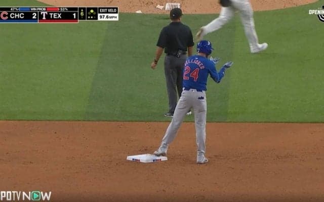 アイツは一体、何やってるんだ…？ 球界屈指のフルスイング野郎がベース上で見せた“謎の動き”　カブス・鈴木誠也の同僚のパフォーマンスにファン騒然