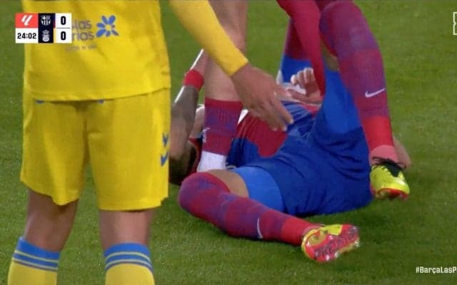 超危険プレーに場内騒然！屈強バルセロナFWが宙を舞いリアル一回転…“殺人タックル”に一発レッドが提示された瞬間