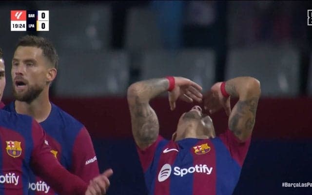 どこがオフサイドだよ！疑惑の判定が炎上 バルセロナFWがゴール取り消しに呆れ返った瞬間