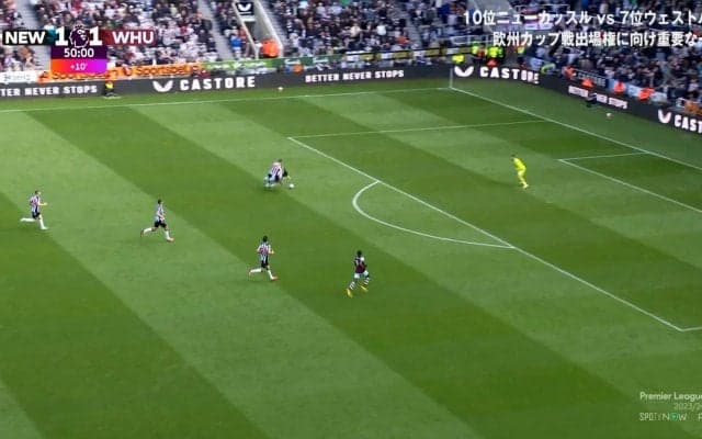 「レッドカードだろ！」小兵MFが巨漢DFに“体当たり”で潰された一部始終…ゴリゴリ爆速カウンターには「上手すぎてわろた」「速いw」「ごりるねえｗ」など称賛続々