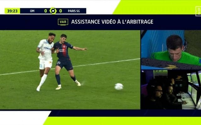 審判に批判殺到！「酷い過ち」「スキャンダルだ」まさかのレッドカード判定に誰もが唖然とした一部始終…フランス・ダービーで“謎のドグソ”が適応された？