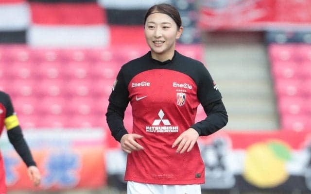 「モデルさんかと思った」「めちゃくちゃ可愛い」浦和MF塩越柚歩のイメチェン姿が絶賛！ ファンも喜ぶ「横顔がキレイ」
