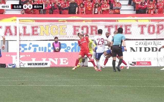 「これは痛い」「嘘だろ」超至近距離からズドン！弾丸シュートを真っ向から顔面ブロック！体ごと大きく吹っ飛ぶ衝撃シーンに「大丈夫か？」