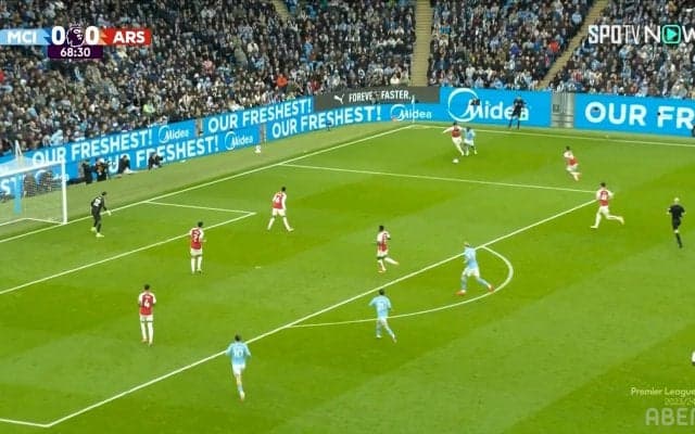 「めちゃくちゃ速いな！」冨安健洋が“最強ドリブラー”に抜かれた瞬間…圧巻スピードに「後手に回ったとはいえヨーイドンで交わしたぞ」「マッチアップは見応えあるな」の声