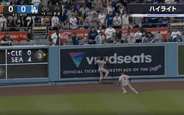 球場騒然！“韓国のイチロー”がフェンスに激突する衝撃シーン　あわやホームランの大飛球を全力ダッシュで追いかけた決死の危険プレー