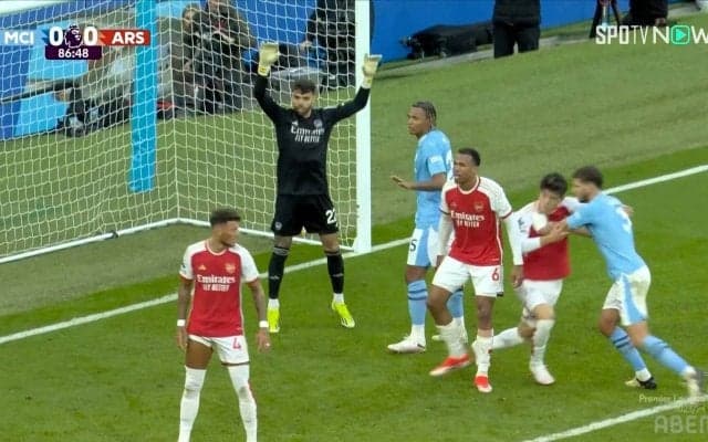 「柔道かよ！」冨安健洋が投げ飛ばされる→映像から消える！「エグいな」「首締めか」カメラが捉えていたシティDFとバチバチ引っ張り合いの一部始終