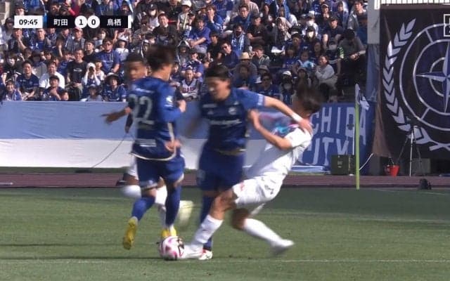「荒いぞ！」「これはえぐい」スタジアム騒然の危険なレイトタックル炸裂！“あからさまなアフター”に批判が集まるも「これは...」ファウルの見方を変える名解説