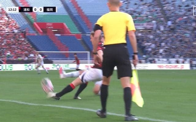 「カード出せよ！」「足裏キケン」危険な“アフタータックル”で転倒悶絶しスタジアム大ブーイングも「いや足はあたってない？」「これはアカン」