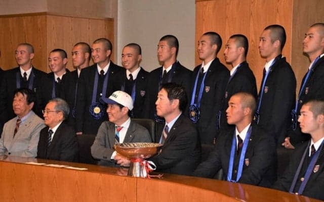 センバツ優勝の健大高崎に県民栄誉賞　「歴史に残る快挙を達成」