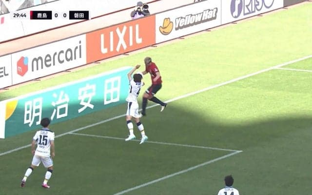 「これは当たってる」「肩にもみえる」ペナルティエリアでヘディングの折り返しが手に当たってハンド→PK献上に「両腕あげちゃダメ」