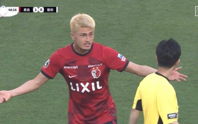 「これはさすがにファウルだろ」鈴木優磨、シャツを引っ張られて引き倒されても“ノーファウル”の判定に抗議の瞬間　「こういうとき笛吹かれないよね」ファンも不満噴出