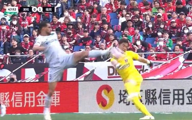 「何回やんねん」「カード出せよ」浦和GK西川のキックを再三妨害した福岡FWにファウルの判定！「キックモーションに入ったら何もしてはいけない」元日本代表も苦言