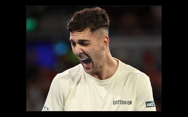 判定に不満、苛立ちラケット投げる