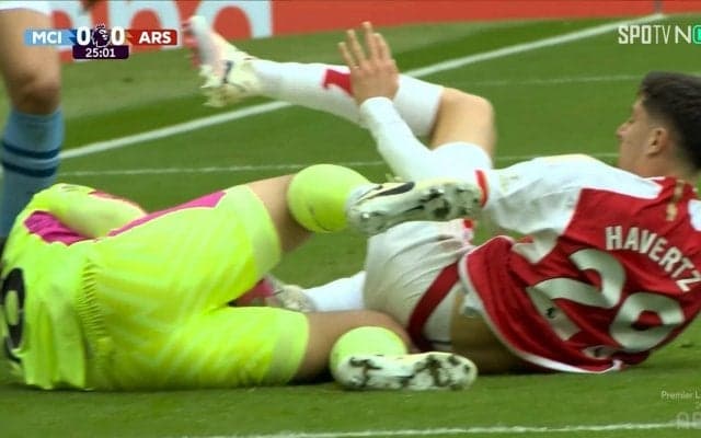 「ふざけんな！」危険な足裏タックルにマンCファンが激昂！「オルテガが怪我したらGK終わる…」「削んなよ」アーセナルFWの激しいスライディングに肝を冷やした瞬間