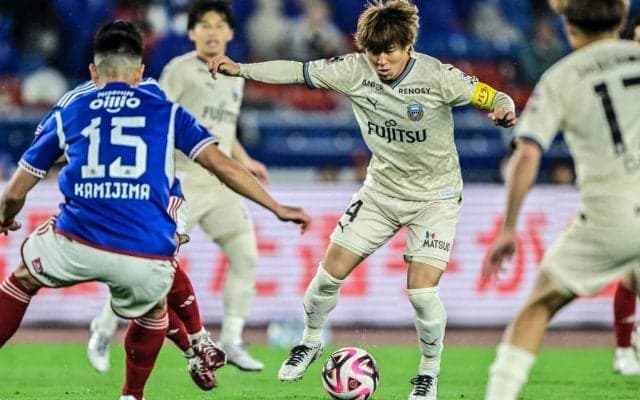 「美女対決ですね！」「最高のツーショット」神奈川ダービーで実現した「人気女性タレントのユニフォーム着用2ショット」が大反響！ 川崎と横浜FMを愛する2人が嬉しいコラボ