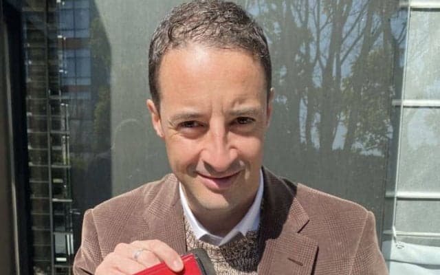 ルメール騎手サイン入りブーツのオークションが開催