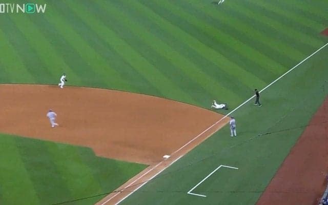 あれ？ ボールはどこに消えた…？「怖すぎる」「ただの災難」 痛烈な“弾丸ゴロ”でミットが吹き飛ばされた瞬間　“メジャー屈指の一発屋”の爆速フルスイングがエグすぎる