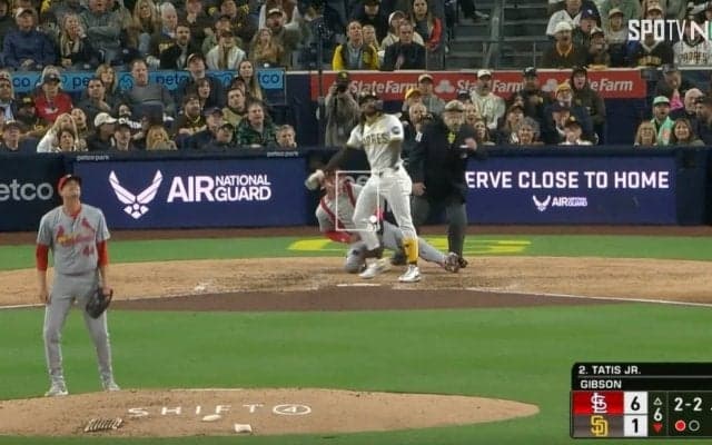 放送事故レベル！ 一体、何が起きた…？ MLBのお騒がせ問題児に起きた“謎の現象”にファン騒然　豪快アーチ直後に投げたバットが一瞬消える