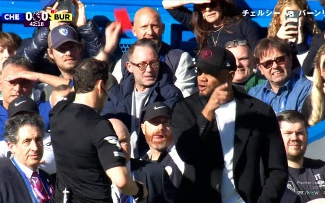 また“誤審”か…「ジョークみたいなPK判定」でDF退場→ブチギレ暴言監督もレッドカードを食らった一部始終！ 解説者はチェルシーFWを「いとも簡単に倒れた」と断罪