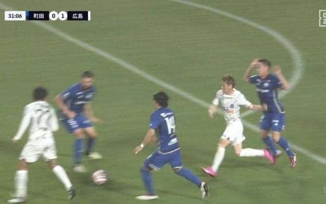 「キレッキレ！」「破壊力えぐいて」鉄壁・町田ディフェンスをぶち破る超強気な“密集破壊ドリブル”炸裂！広島・満田の“忍者ムーブ”で無双町田が初めて先制された瞬間「完璧に崩したな」