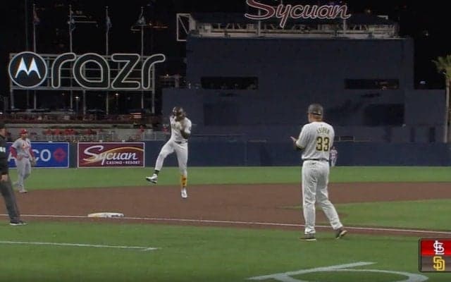 もはや挑発レベル！「投手イラつくだろうなw」 MLBのお騒がせ“問題児”の特大アーチ後のパフォーマンスが“ヤバすぎる”と話題に　バット投げ→確信歩き→3塁手前でステップのフルコンボ