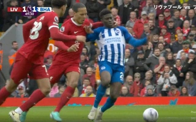 「誤審だろ！」因縁の審判がミスジャッジか？… スタジアムは騙された！よく見たら… 首に手をかけて吹っ飛ばす“悪質ファウル”が炸裂していた瞬間