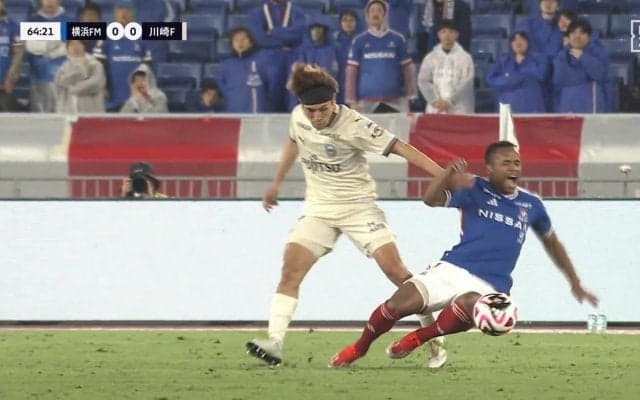 「何が起きた？」横浜FM・エウベルがプレー中ピッチに突然座り込み、担架で運ばれるアクシデント発生　昨季王者・神戸戦を目前にエースが負傷交代の緊急事態