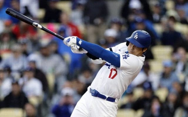 【MLB】「オオタニが最初に本塁打を放った瞬間」大谷翔平、ド軍1号の“横姿”に注目　会心ガッツポーズに24秒ホームイン