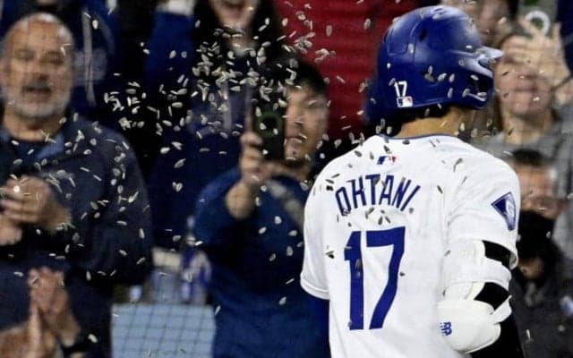 今年は兜じゃなくヒマワリの種!? 大谷翔平を祝福したド軍同僚の“手荒い歓迎”が話題に「ようこそショウヘイ」「最高だ」