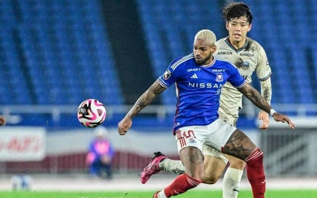 「試合中にこれできるのめっちゃ素敵！」川崎の19歳・有望DFと横浜FMのエースFWの「バチバチ1対1→互いを認め合うリスペクト行動」が絶賛！「マジで最高だった！」の声