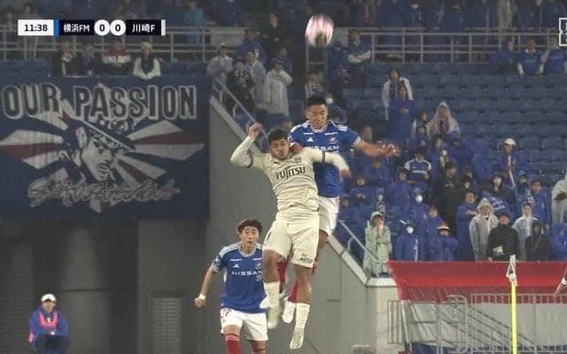 「本当に大丈夫か」あわや粉砕骨折！70cm級ハイジャンプからの顔面強打で転倒悶絶 ヘディングの競り合いで壮絶な空中ダブルノックアウトの瞬間　
