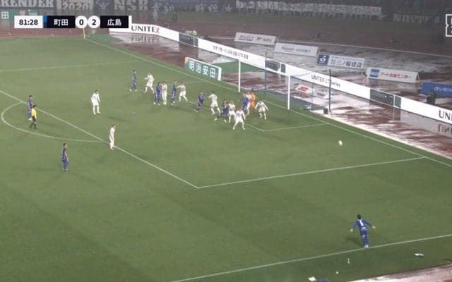 「またロングスロー！」わかっていても防げない町田の必殺スロー炸裂！ゴールの目の前まで軽々放り込む“反則級”の特大ロングスローで痛恨のオウンゴールが決まった瞬間