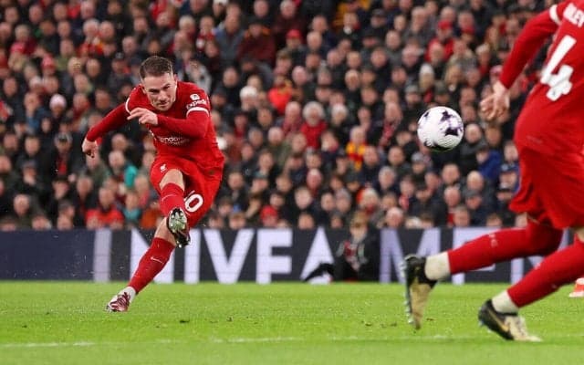 「マンガみたい」「ジェラード降臨」リバプールを救う衝撃の1発！ スタジアムが揺れたマク・アリスターのスーパーミドルが大騒ぎに「これは感動する」