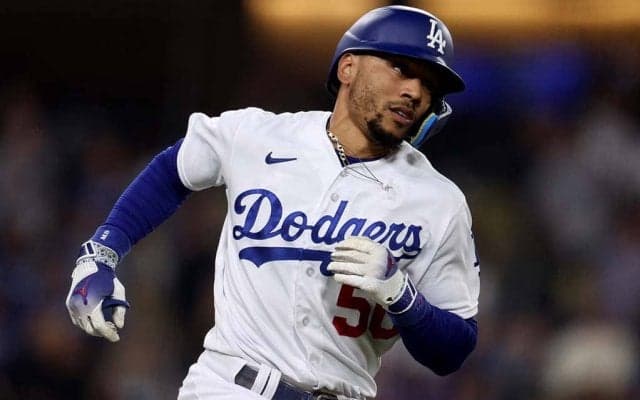 【MLB】公式球を“分解”して縫い付け、ベッツが履いた特注「ジョーダンモデル」のスニーカー製作映像が話題に