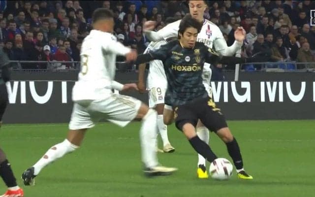 「かっこよすぎなんよ」伊東純也、DF3人をあっさりぶち破る“イケメンすぎる”スルーパス炸裂の瞬間！アウトサイドでするっと股抜きするミラクルパスに「え？そこ通す？」