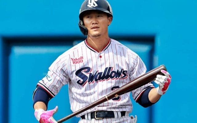 ヤクルト西川、死球に苦悶の表情　場内騒然…太もも裏に直撃、プレーは続行