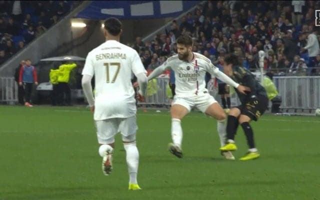 「なに笑ってんだ！」伊東純也の右脚に膝からあたりにいく悪質レイトタックル炸裂！イエローカードにもニヤけ顔で反省ゼロ、屈強DFがかました極悪ファウルの瞬間