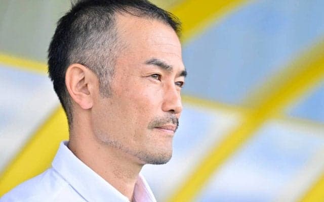 「イチローすぎて笑っちゃった」J2千葉・指揮官の「ベースボールシャツ」モデル挑戦にファン驚き！「3割、30盗塁の佇まい」「寄せに行ってるだろこれ」などの声