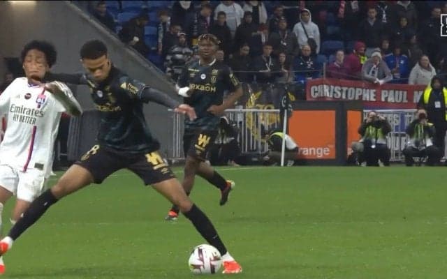 「ひでえ」「完全に殴ってる」長身FWの右ストレートで一発ノックアウト　不意のグーパンチが顔面直撃で転倒悶絶の瞬間「顔にモロ入ってる」