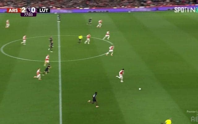 「理不尽すぎる！」冨安健洋、“ワールドクラスの守備”を炸裂した瞬間！ 圧巻だった予測能力＆スピードにネット絶賛の嵐「スプリントかっこええ」「ビビるな」