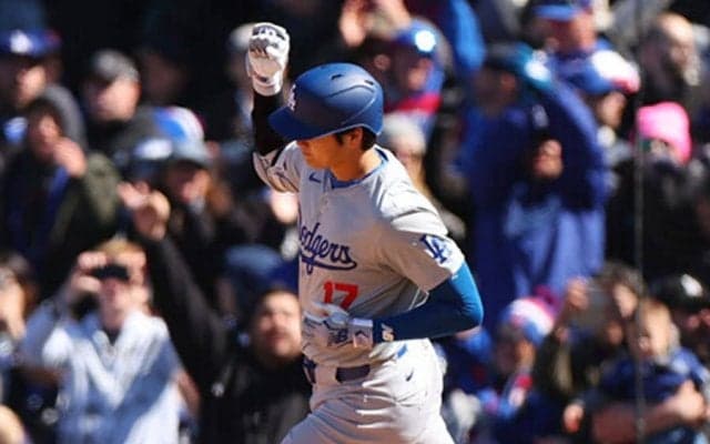 大谷翔平の2戦連発は「キスのおまけ付き」　さりげない仕草に見えた「ラブラブかよ」