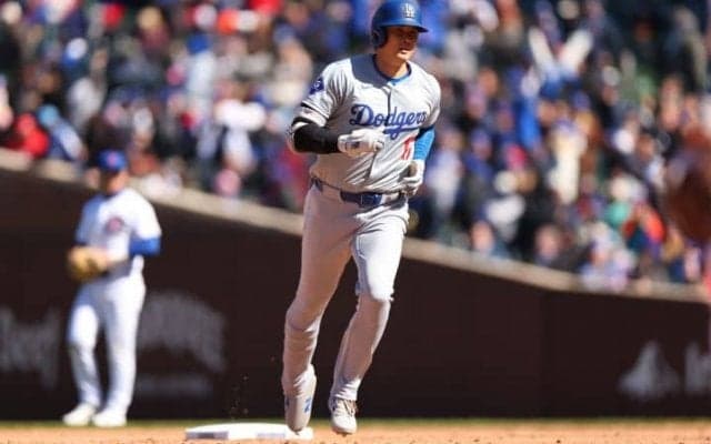 大谷翔平の「狂気のスイング」 現地アナリストも感嘆した“右手一本”でスタンドインの力と技